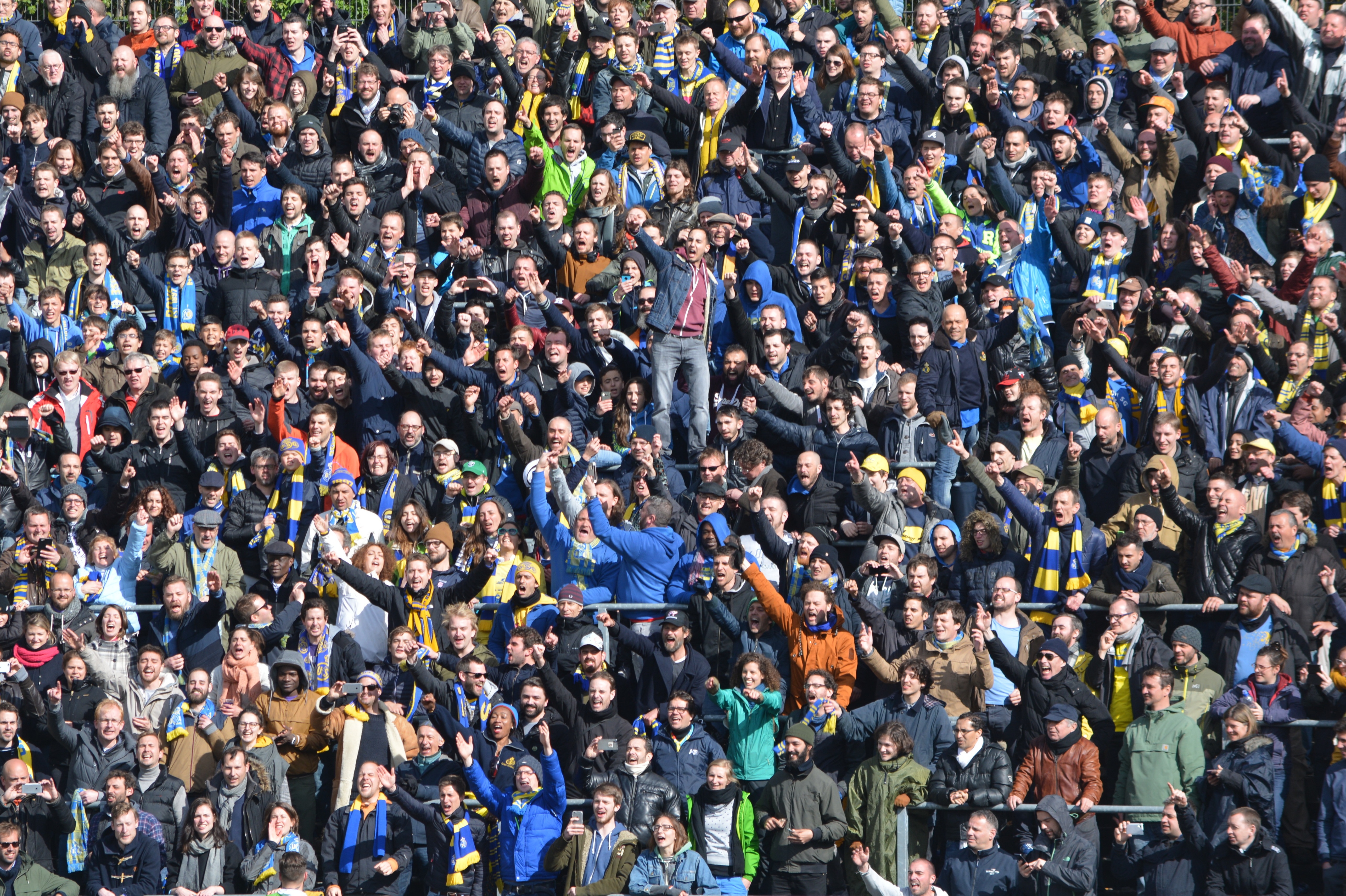 Группа 1000 человек. Человек толпы. Толпа футбольных фанатов. Люди на трибунах. Толпа на трибунах.